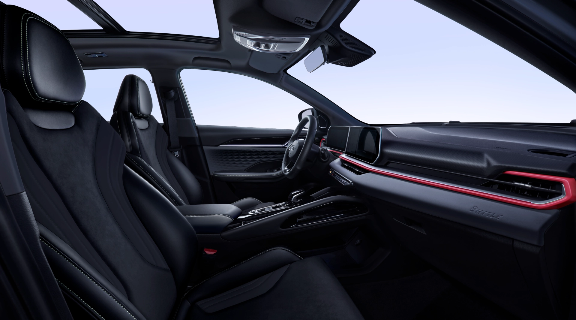 Geely Coolray 2024 interior con asientos de piel sintética y cargador inductivo para smartphone